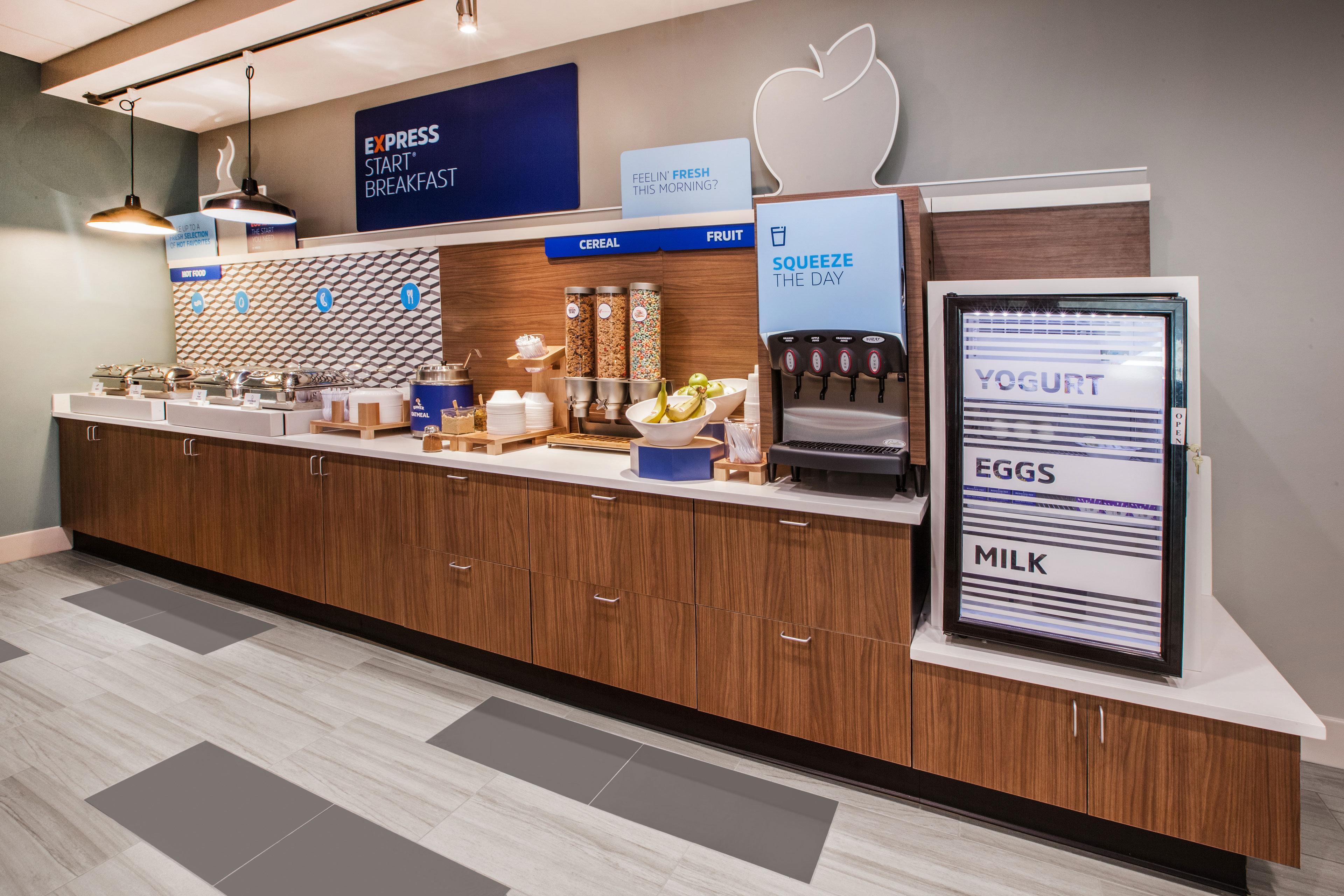 Holiday Inn Express Golden-Kicking Horse By Ihg Exterior foto